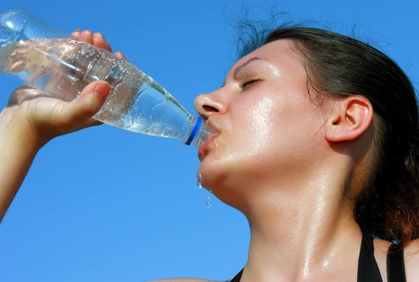 Luôn mang theo chai nước nhỏ để bổ sung nước cho cơ thể
