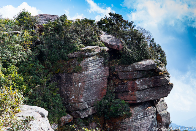 Những khối đá kì dị trên đỉnh Pha Luông